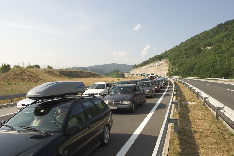 Kaj je razlog za hudo gnečo na slovenskih cestah? Smo Slovenci resnično zaspali?