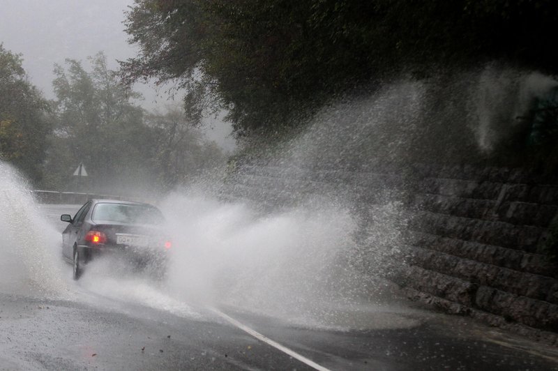 Vreme že povzroča nevšečnosti, predvsem na primorskem (foto: Srdjan Živulović/BoBo)