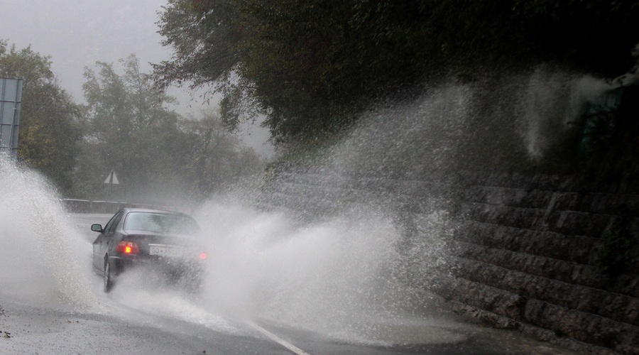 Vreme že povzroča nevšečnosti, predvsem na primorskem (foto: Srdjan Živulović/BoBo)