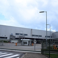 Gradili bi tovarno v ZDA, a upor prihaja z druge strani Atlantika