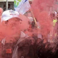 Delavcem je prekipelo. Kar 6.000 se jih je odpravilo pred tovarno