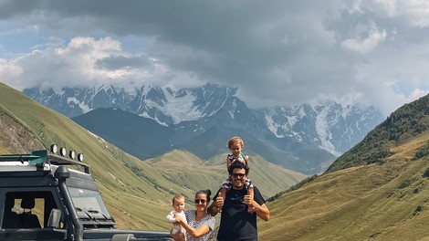 Slovensko-francoska družinica, ki se je z malčico in dojenčkom ter Defenderjem odpravila vse do Armenije