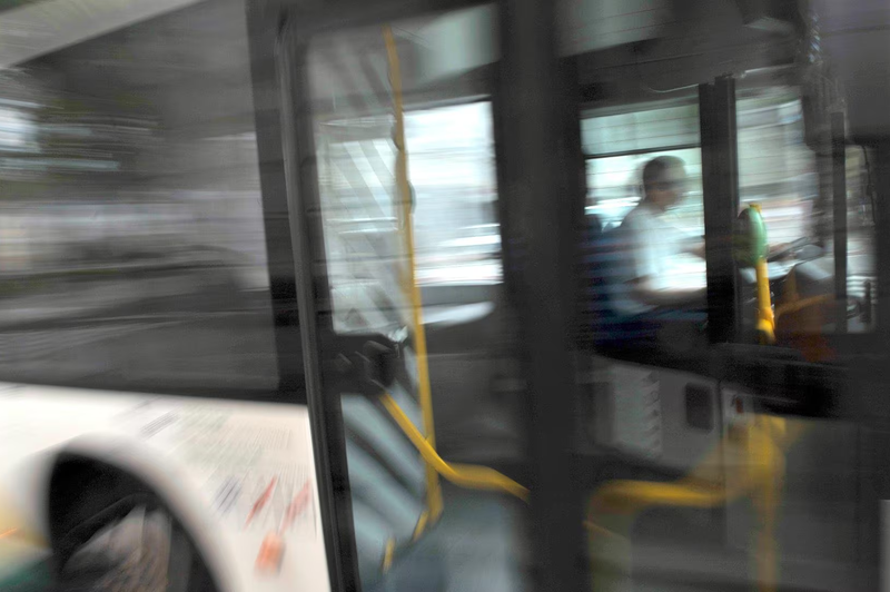 Pijan sedel za volan mestnega avtobusa in povzročil nesrečo (foto: Srdjan Zivulovic/Bobo)