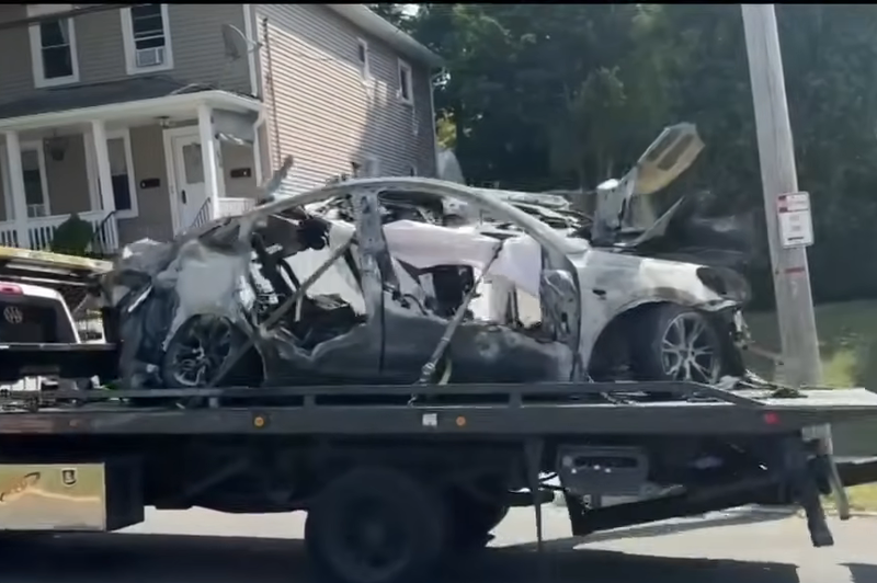 Tesla po nesreči zagorela in eksplodirala, potnici ostali brez izhoda (foto: Youtube zajemek zaslona / CBS New York)