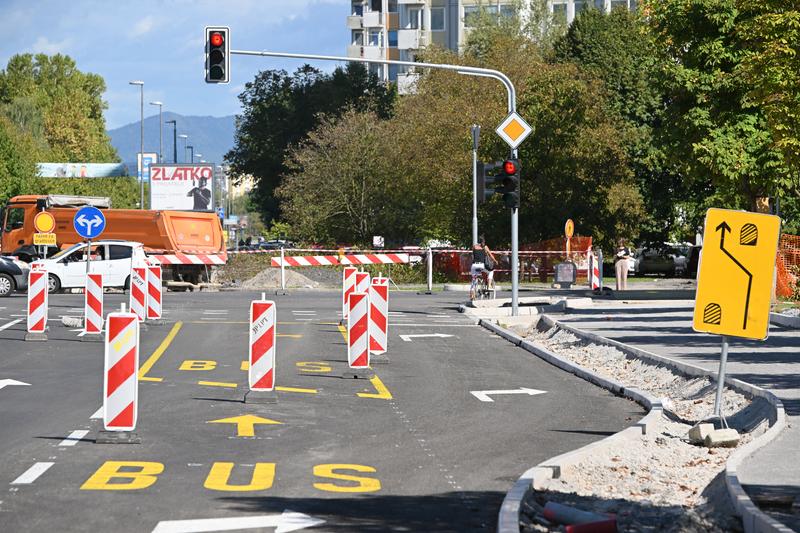 Dela so se zavlekla, podaljšali so zaporo te prometne ceste v Ljubljani