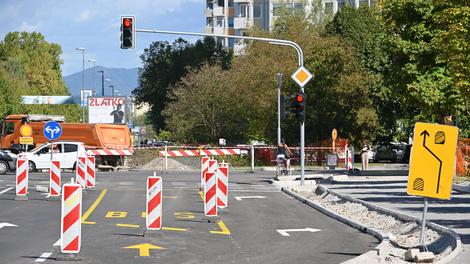 Dela so se zavlekla, podaljšali so zaporo te prometne ceste v Ljubljani