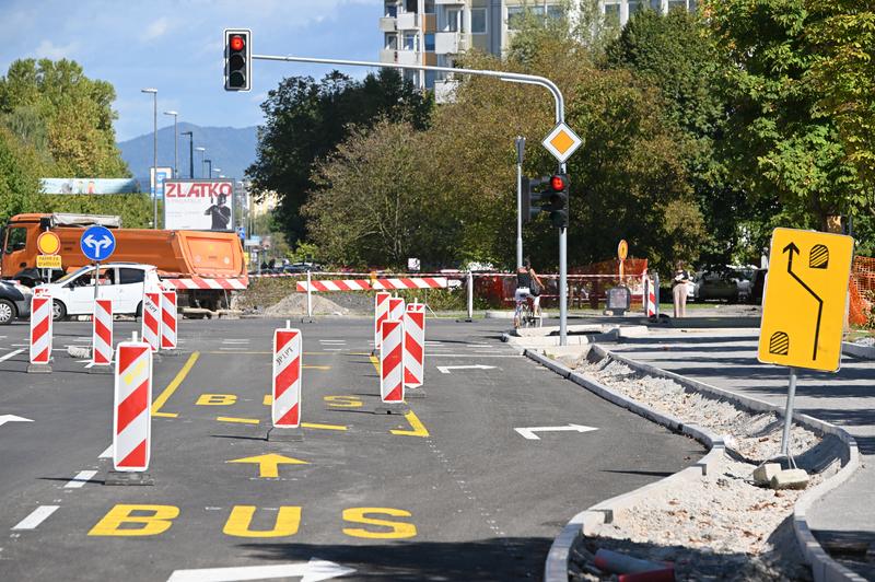 Dela so se zavlekla, podaljšali so zaporo te prometne ceste v Ljubljani (foto: Žiga Živulović jr./BOBO)