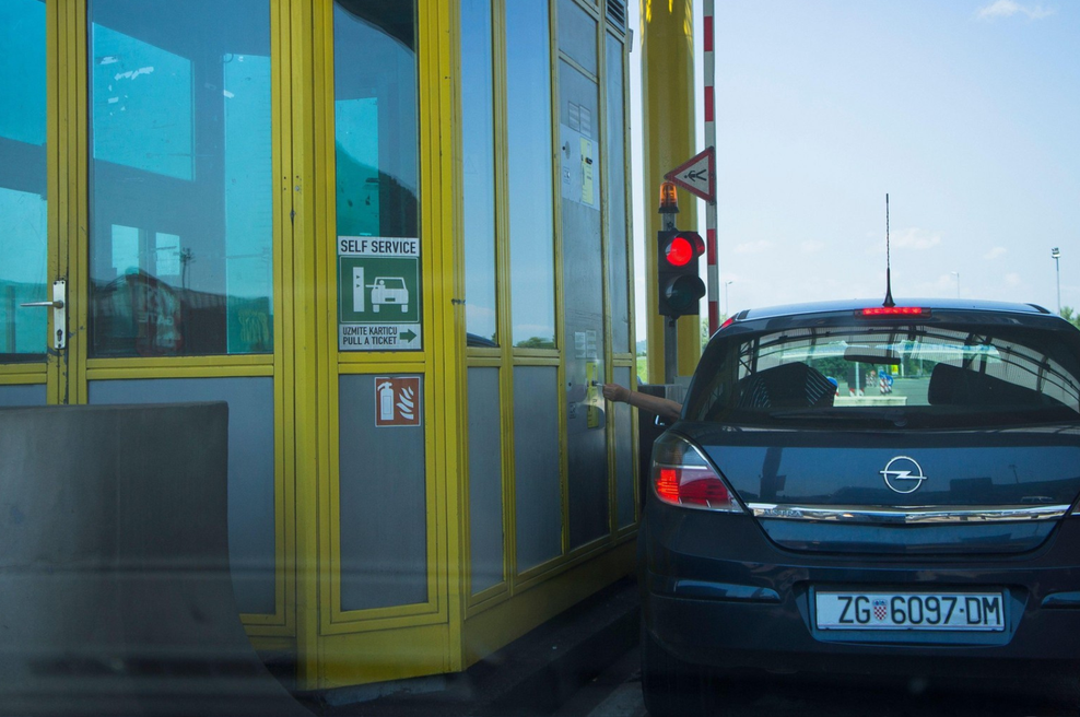Hrvaška z današnjim dnem začenja velike spremembe na področju cestin. Tako bo po novem izgledala vožnja pri sosedih (foto: Profimedia)
