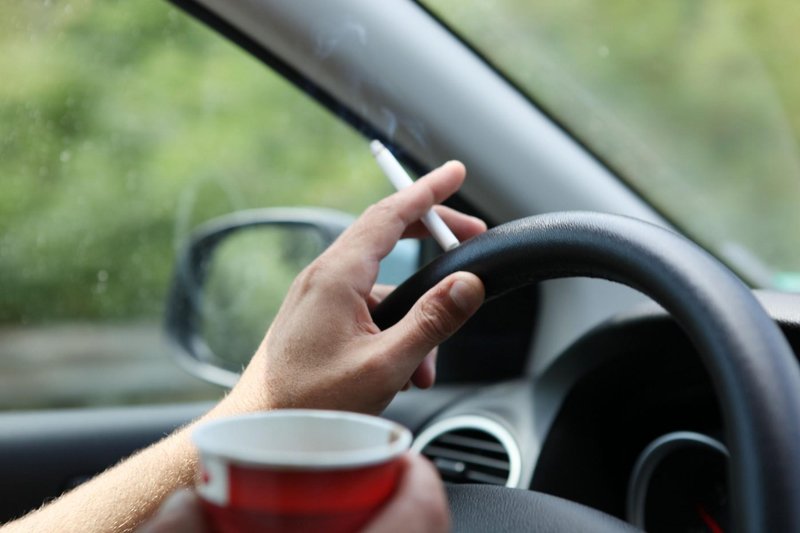 V Rusiji bodo med vožnjo prepovedane tudi elektronske cigarete, že zdaj pa kaznujejo metanje ogorkov in drugih smeti skozi okno.