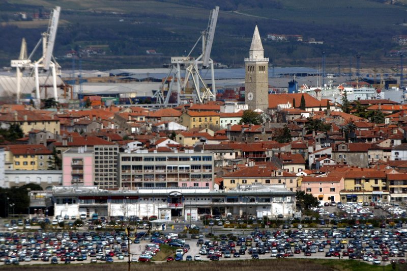 V Kopru bi radi preobremenjene ceste "skrili" pred navigacijskimi sistemi (foto: BoBo)