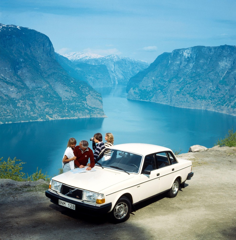 Volvo 240 Stari škatlasti Volvo si je prislužil sloves neuničljivega. Od legendarne serije Volvo 200 naprej vas švedska avtomobilska znamka …