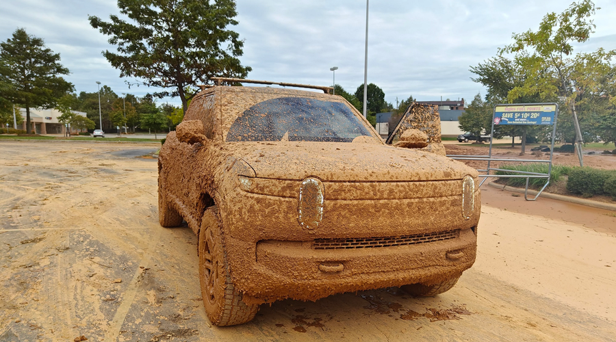 Je to prednost elektrike? Ta Rivian je preživel orkan, plavanje in blatno kopel (foto: Reddit u/chessforgiants)