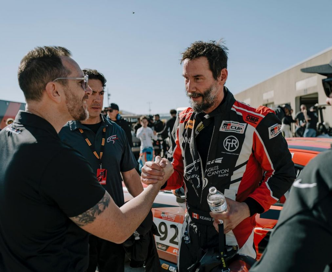 Si Reeves Keanu Reeves doživel dirkaški debi, se zavrtel in zletel s steze (video ...