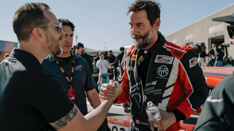 Keanu Reeves doživel dirkaški debi, se zavrtel in zletel s steze (video)