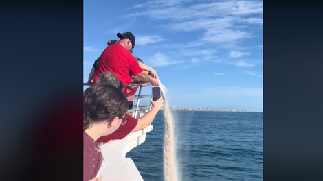 Dedkov pepel razsula v ocean, nato se je zgodilo nekaj, česar si ni mogla niti v sanjah predstavljati (VIDEO)