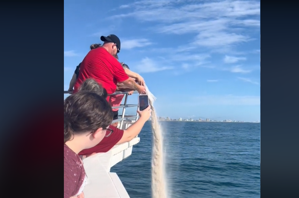 Dedkov pepel razsula v ocean, nato se je zgodilo nekaj, česar si ni mogla niti v sanjah predstavljati (VIDEO) (foto: Posnetek zaslona TikTok)