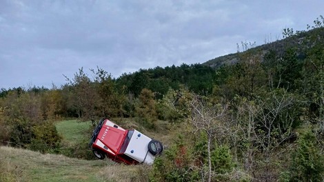 Tujec ukradel gasilska vozila, enega prevrnil, z drugim se zaletel v drevo