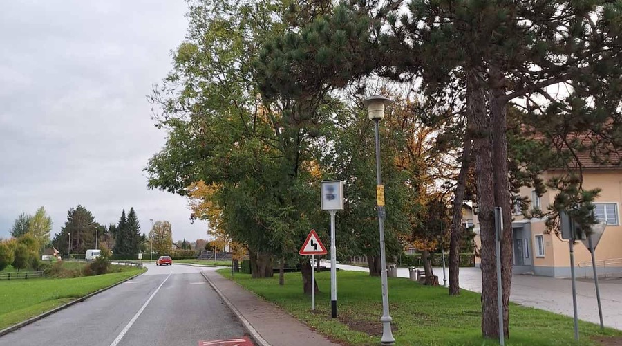 Novi stacionarni radarji v Domžalah uničeni že prvi dan (foto: Facebook / Občina Domžale)