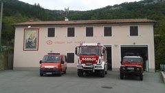 Tujec ukradel gasilska vozila, enega prevrnil, z drugim se zaletel v drevo