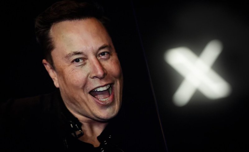 Elon Musk se še vedno smeji, kupci Teslinega superšportnika pa so vse bolj nejevoljni