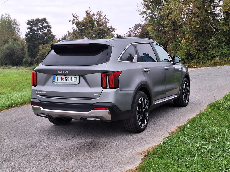 TEST: Kia Sorento 2.2 TCi EX Limited 8 DCT – Zvezdni prah