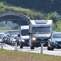 Na slovenskih cestah že nastajajo zastoji. Preverite, kje je najhujše