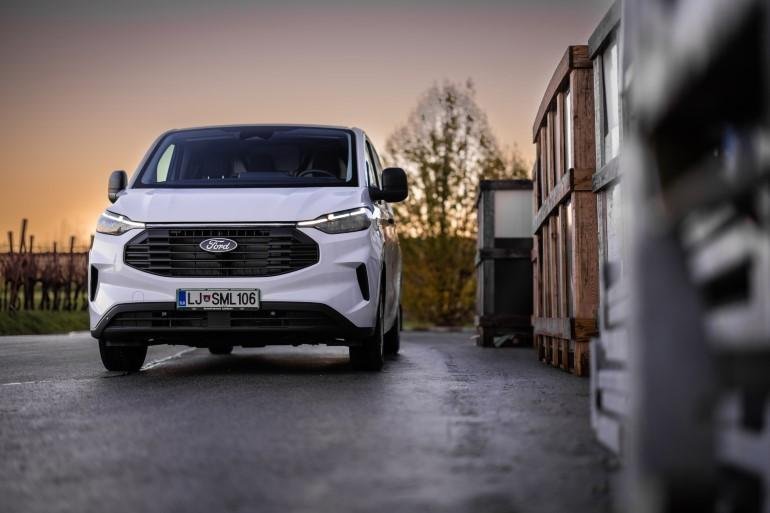 TEST: Ford Transit Custom Furgon 320 2.0 TDCi, 110 kW (150 KM) – Vztrajanje na vrhu