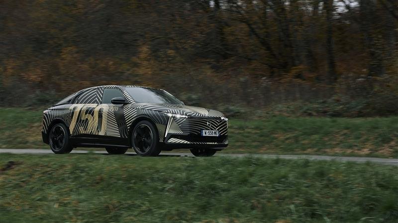 Zaenkrat še zakrit, prihodnje leto že na cestah. To je novi pradani konj DS Automobiles