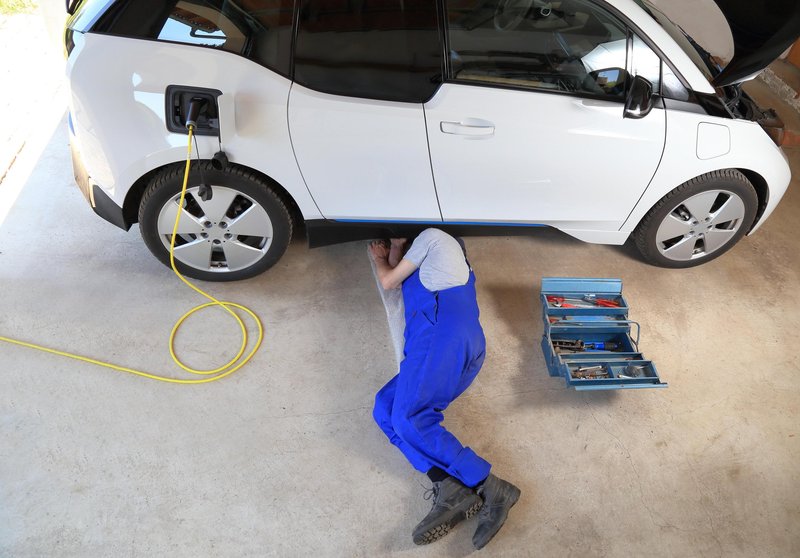 Električni avtomobili imajo nekaj tipičnih napak, preverite, kje se skrivajo