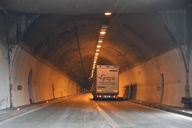 S prejšnjega konca tedna je prestavljena na tega. Zaradi zapore avtoceste lahko v naslednjih nekaj dneh pričakujemo zastoje (foto: Žiga Živulovič jr./Bobo)