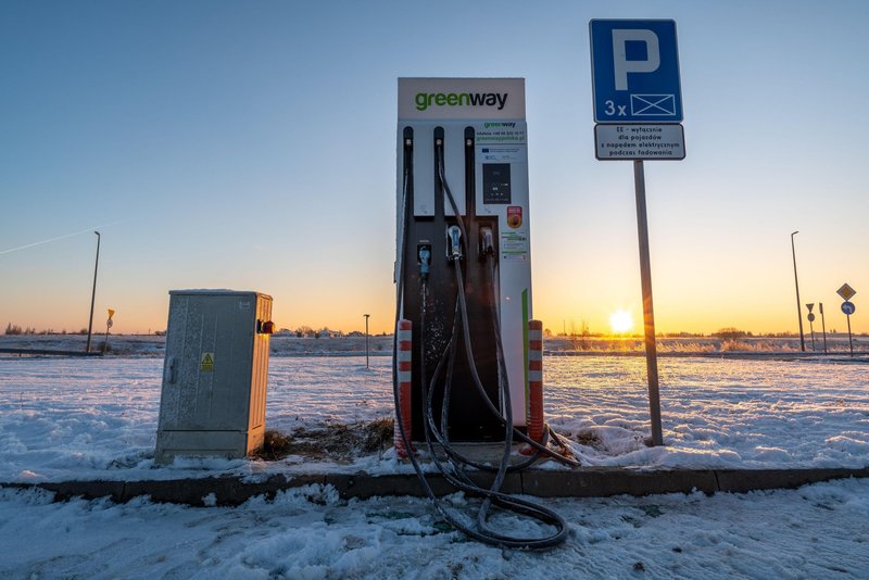 Električni avtomobili in zima: krajši doseg in počasnejše polnjenje