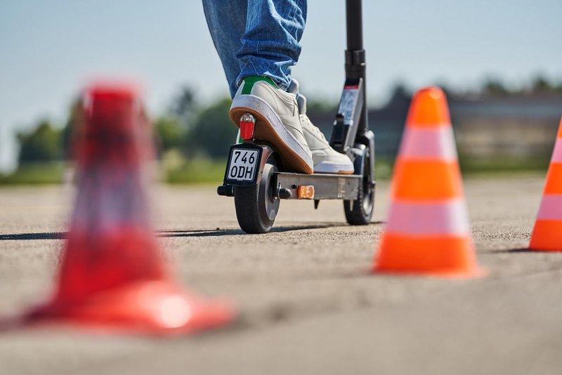 Bo Evropa končno »privila« voznike električnih skirojev? Takšni bodo novi predpisi