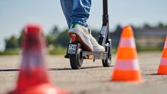 Bo Evropa končno »privila« voznike električnih skirojev? Takšni bodo novi predpisi