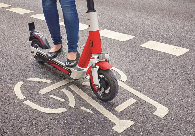 Bo Evropa končno »privila« voznike električnih skirojev? Takšni bodo novi predpisi