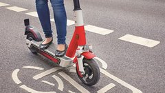 Bo Evropa končno »privila« voznike električnih skirojev? Takšni bodo novi predpisi