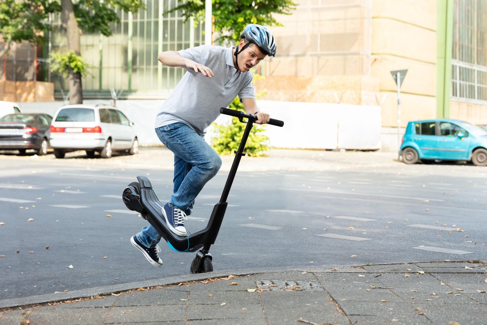 Bo Evropa končno »privila« voznike električnih skirojev? Takšni bodo novi predpisi