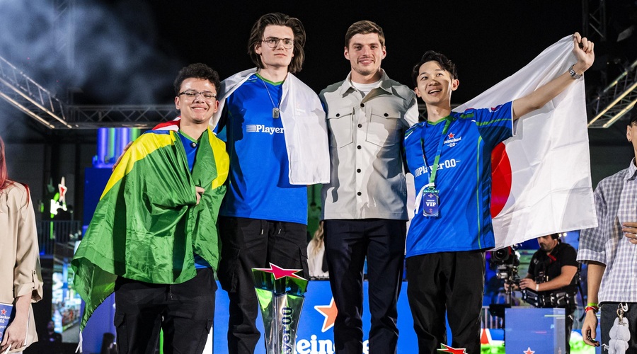 Slovenec najboljši na svetu -  pokal je dobil iz rok Maxa Verstappna (foto: Heineken)
