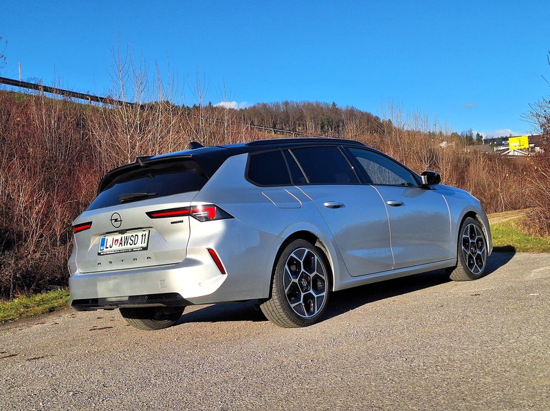 Test: Opel Astra Sports Tourer 1.2 Turbo Hibrid 48V - Blagi … ali polni? To je zdaj vprašanje