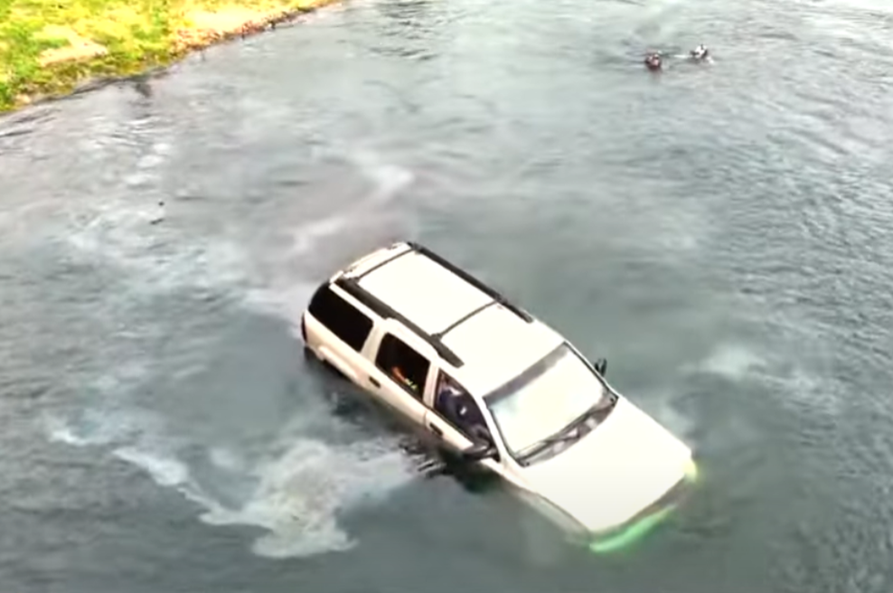 Strokovnjaki razkrili, kako pobegniti iz potapljajočega se avtomobila: to so koraki, ki vam bodo rešili življenje (foto: YouTube/Good morning America/posnetek zaslona)