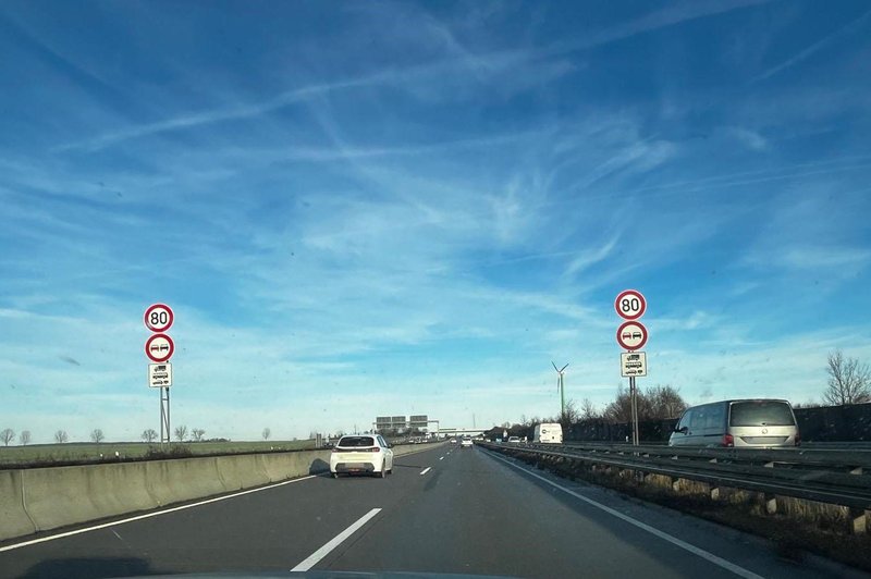 Kombinacija prometnih znakov je pošteno zmedla voznike. Kazni so kar deževale, nikomur pa ni bilo jasno, zakaj (foto: Avtocestna policija Thūringen)