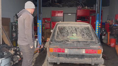 Zapuščen že 25 let – poglejte kaj so razkrili, ko so prvič oprali originalni Golf GTI (VIDEO)