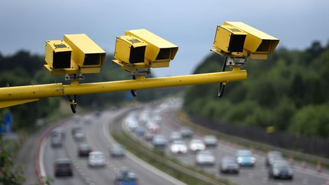 Če je na avtu taka registrska oznaka, je kamera radarskega merilnika ne zazna. Iznajdljivost voznikov ne pozna meja