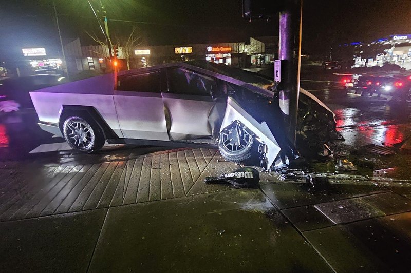 Samovozeča Tesla naravnost v drog, voznik poln izgovorov - kdo je kriv? (foto: @MrChallinger / X)