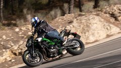 Vozili smo: Novi Kawasaki Z900/Z900 SE (2025) - definicija besede 'naked'