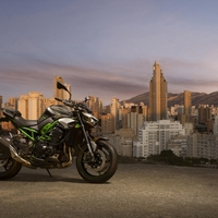 Vozili smo: Novi Kawasaki Z900/Z900 SE (2025) - definicija besede 'naked'