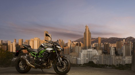 Vozili smo: Novi Kawasaki Z900/Z900 SE (2025) - definicija besede 'naked'