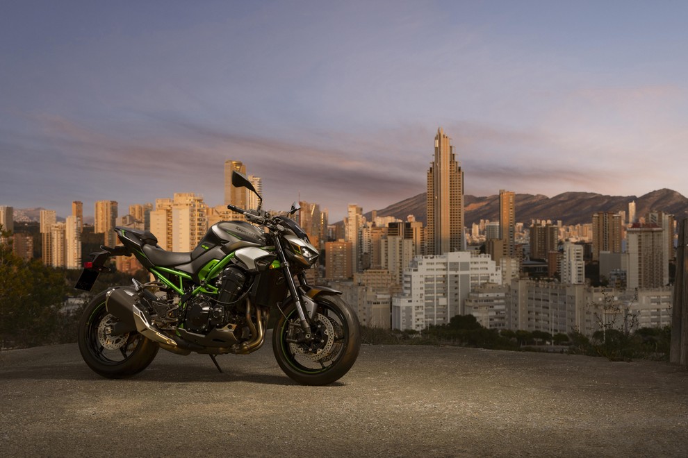 Vozili smo: Novi Kawasaki Z900/Z900 SE (2025) - definicija besede 'naked'