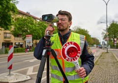 Radar v letu dni ujel več prekrškarjev kot ima mesto prebivalcev – kazni rešile šolo in bazen