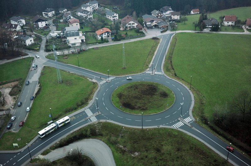 Vožnja skozi večpasovno krožišče - tako je pravilno! (VIDEO) (foto: Srdjan Živulović/BoBo)