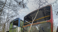 Skrivnostno pokopališče avtobusov, kjer v megli razpadajo tudi dvonadstropni avtobusi